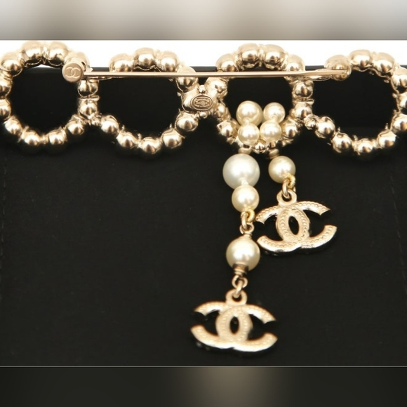 CHANEL 2021C Brooch Pin Faux Pearl Crystals COCO CC Champagne-Gold-Tone Metal - Picture 3 of 5